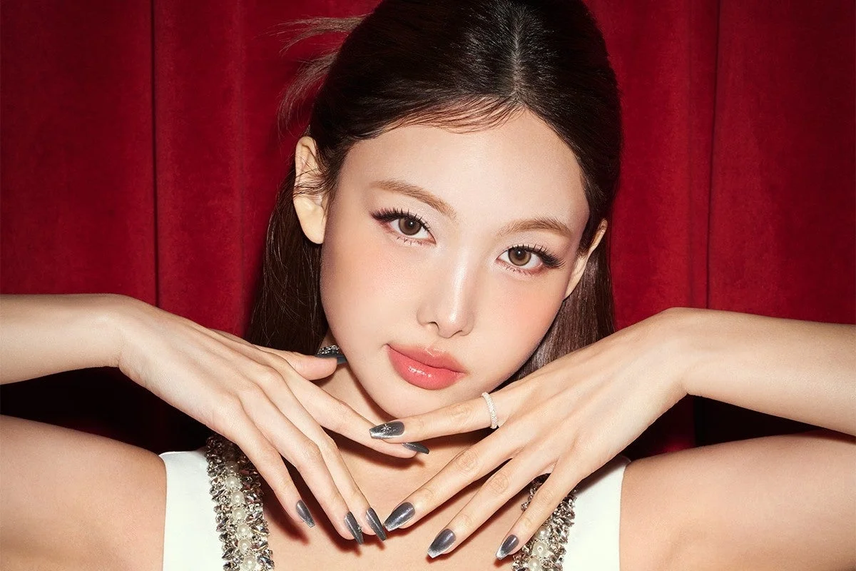 上品なメイクと黒髪の女性