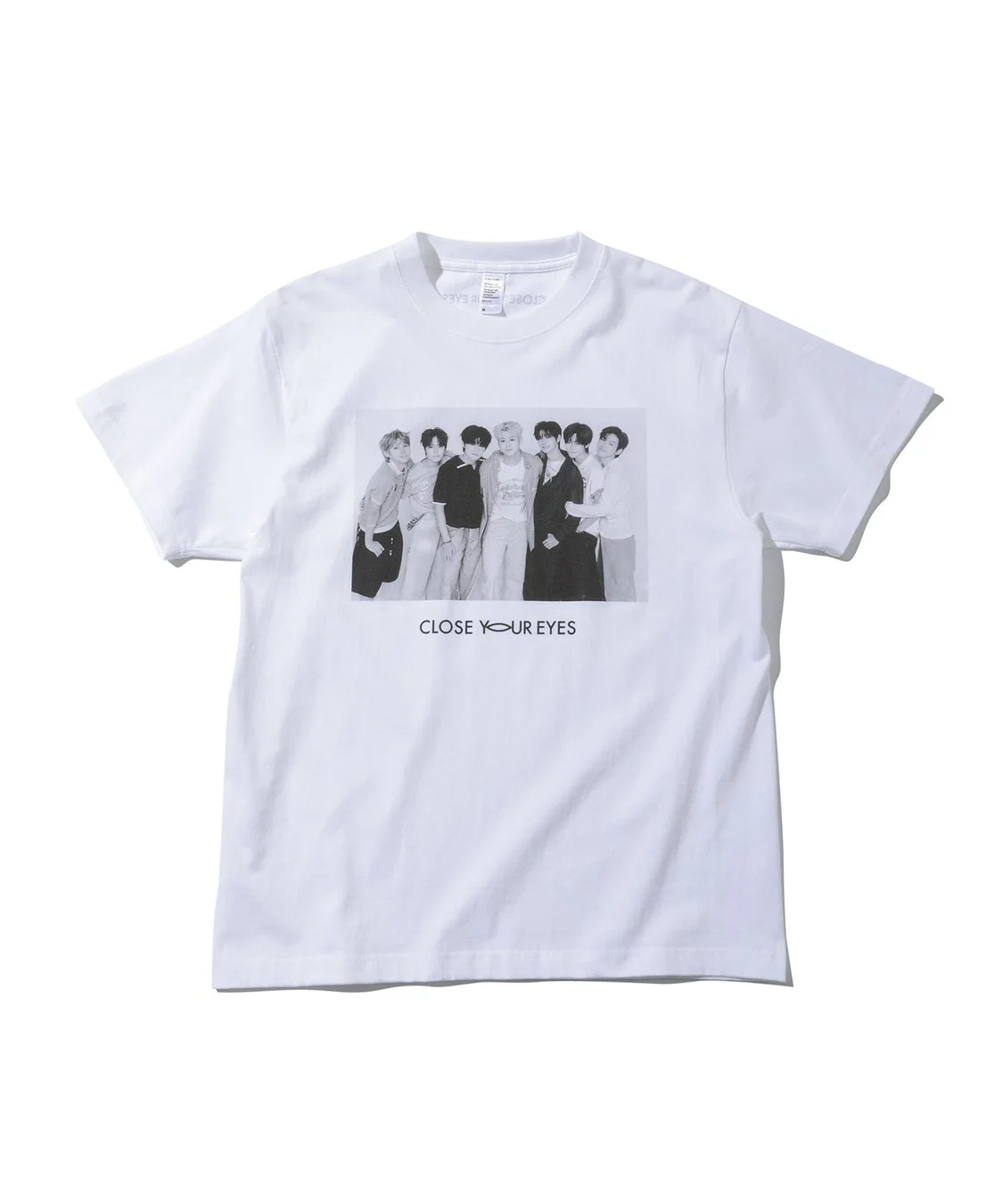 白いTシャツに、7人の男性グループが並んだモノクロ写真と「CLOSE YOUR EYES」の文字がプリントされています。シンプルなデザインのカジュアルなファッションアイテムです。