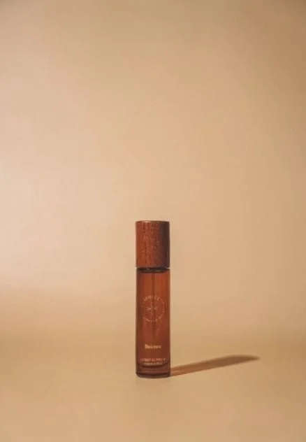 木製のキャップが付いた茶色の香水ボトル
