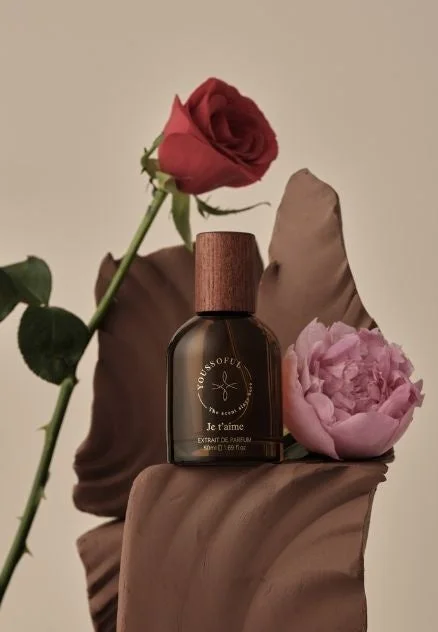 茶色の香水瓶と赤いバラ、ピンクのバラ