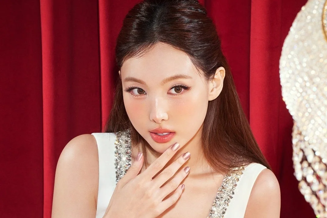 赤いカーテンを背景にした女性のポートレート