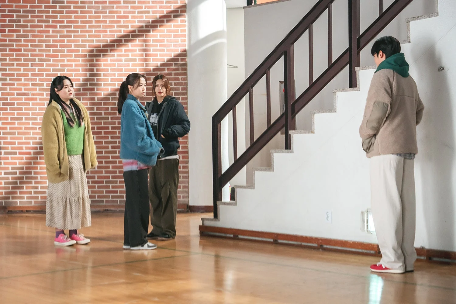 グループでの会話シーン