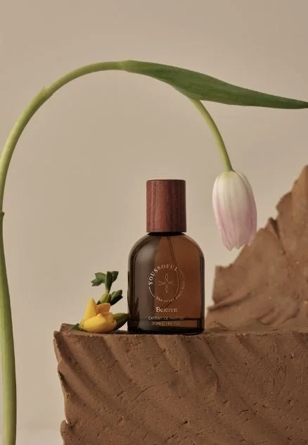 香水ボトルと白いチューリップ