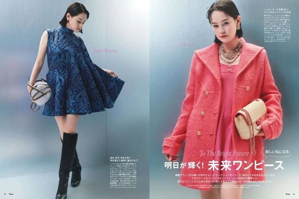 雑誌のファッションページで、モデルがルイ・ヴィトンとシャネルの最新クルーズコレクションを着用。左は青いジャガード織りワンピース、右はピンクのツイードジャケットとワンピースを披露し、「未来ワンピース」をテーマに華やかでエレガントなスタイルを提案している。