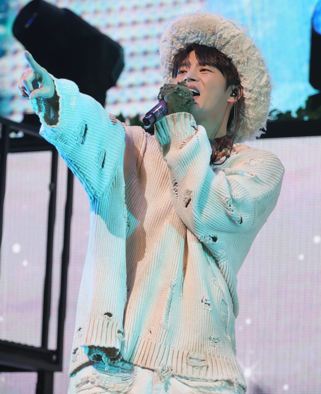 ステージ上で歌唱中のソ・イングクさん