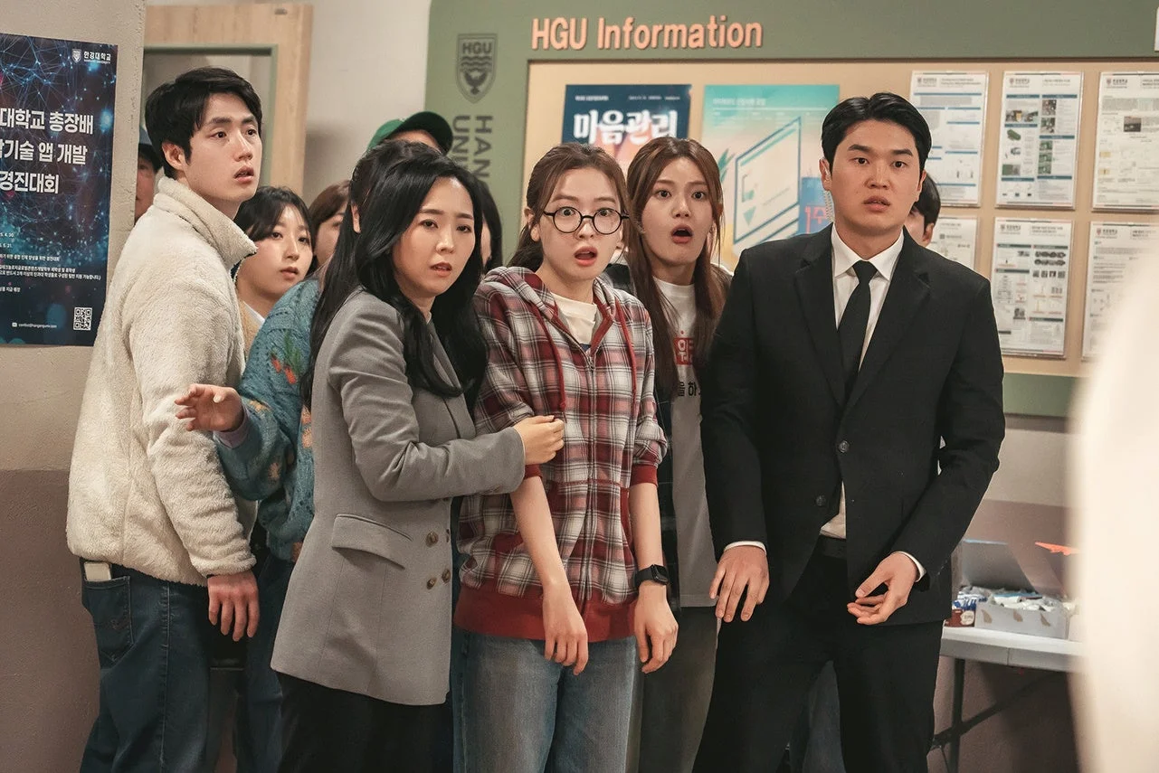 大学構内で驚く学生たち