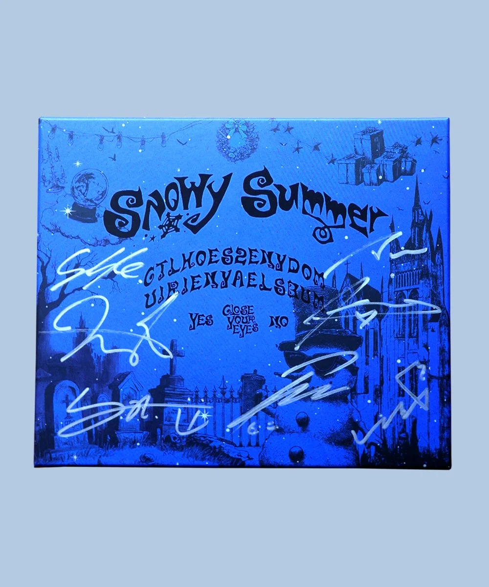 青い背景に雪の降る夜の墓地や城が描かれた、サイン入りの「Snowy Summer」と書かれたアルバムカバー。Ouijaボード風のデザインや雪だるまも特徴的で、ゴシックホラー風の雰囲気を醸し出している。