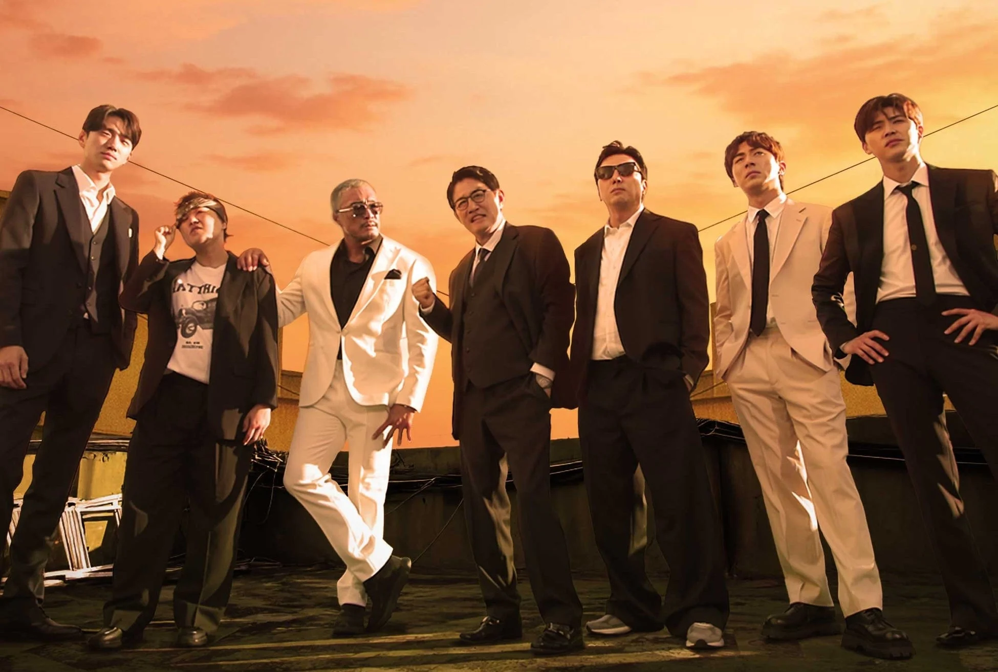 屋上に立つ男性グループ