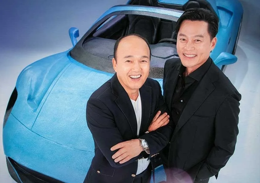 笑顔の男性2人とスポーツカー