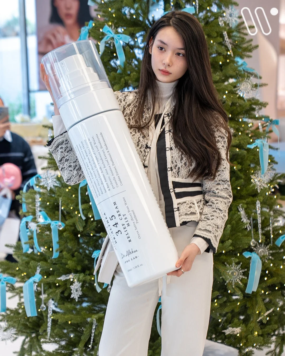 商品と女性モデル