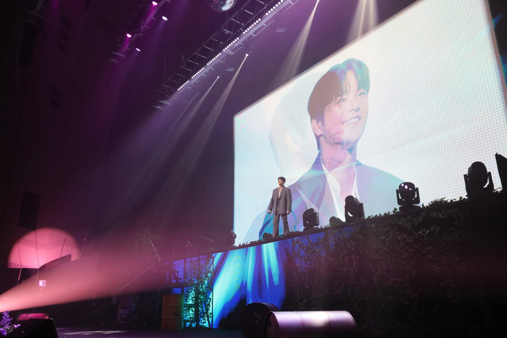 笑顔でパフォーマンスするソ・イングクさん