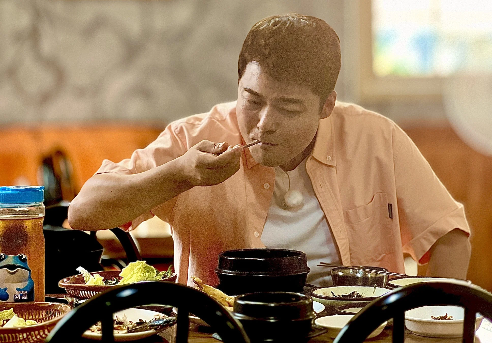 食事をする男性