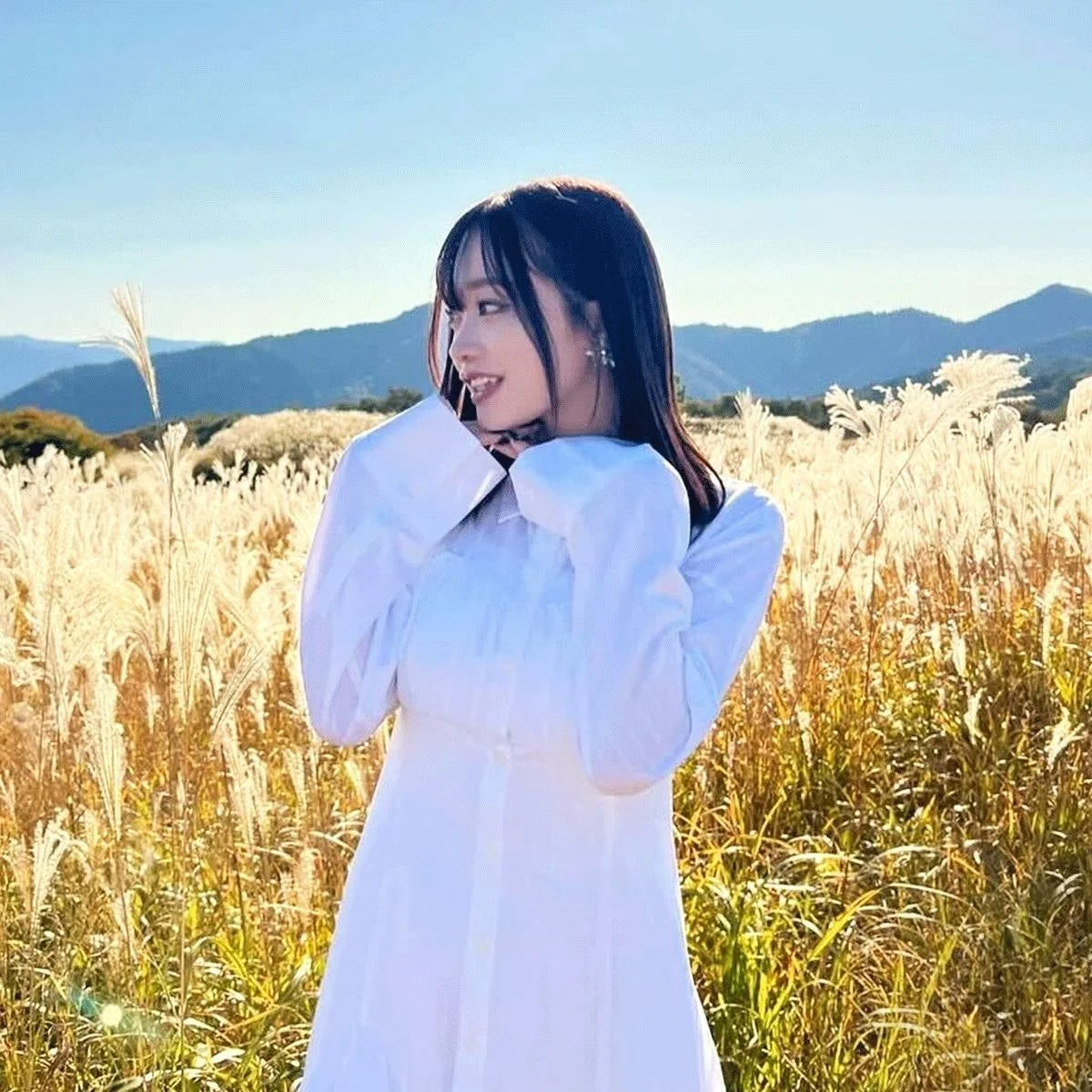 ススキ野原に立つ青井春さん