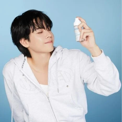 acneproのニキビケア用スプレーを顔に吹きかける男性