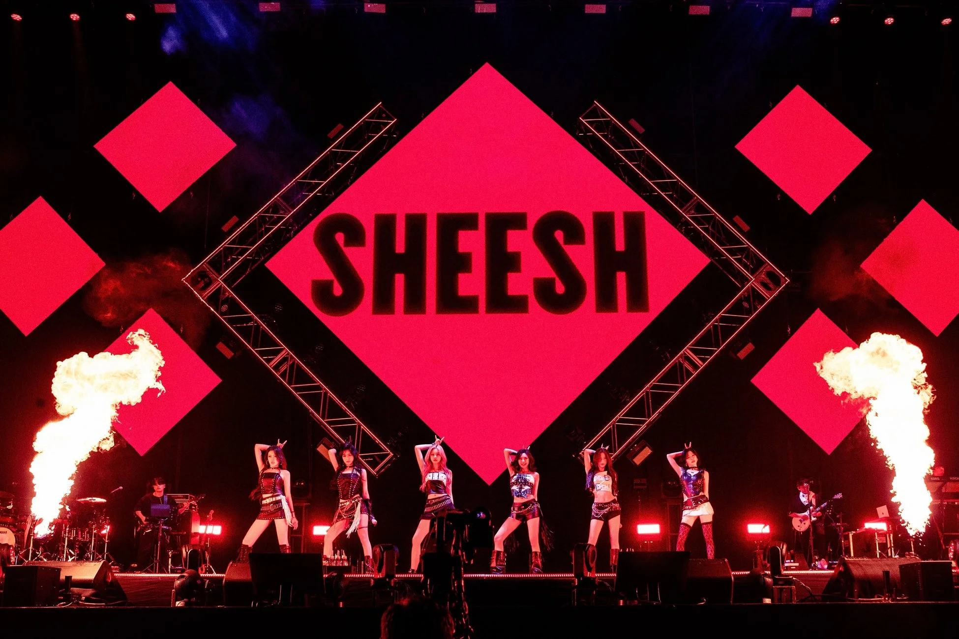 炎が上がるステージでパフォーマンスするBABYMONSTER