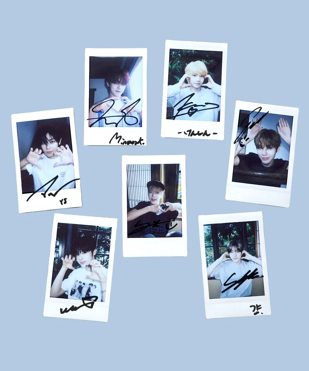 水色の背景に7枚のインスタント写真が散りばめられています。それぞれの写真には異なるポーズをとる若い男性が写っており、一部には手書きのサインが添えられています。