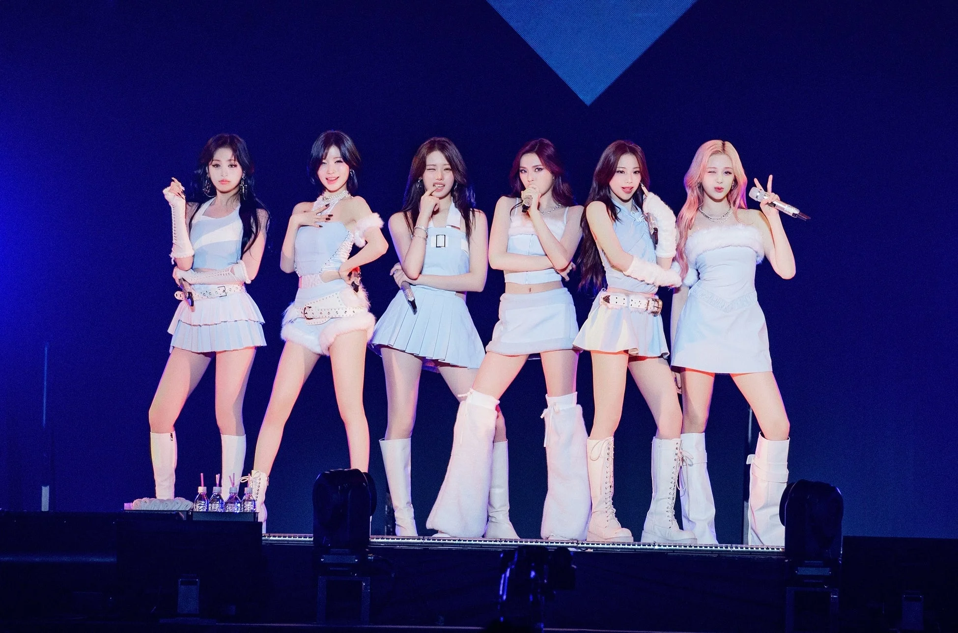 ステージでパフォーマンスするBABYMONSTER