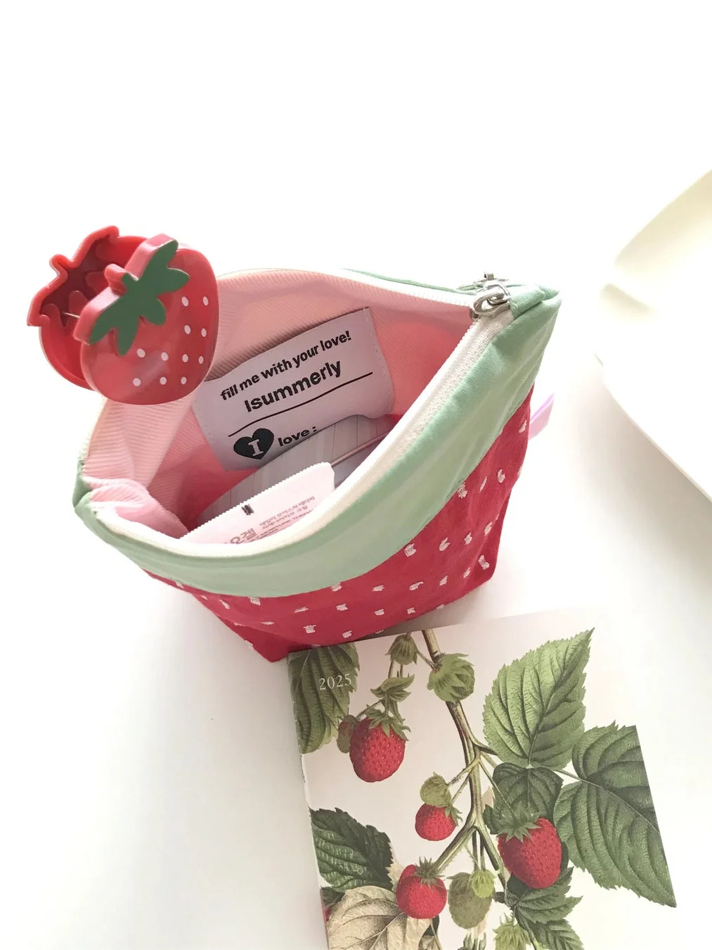 イチゴ柄ポーチとノート