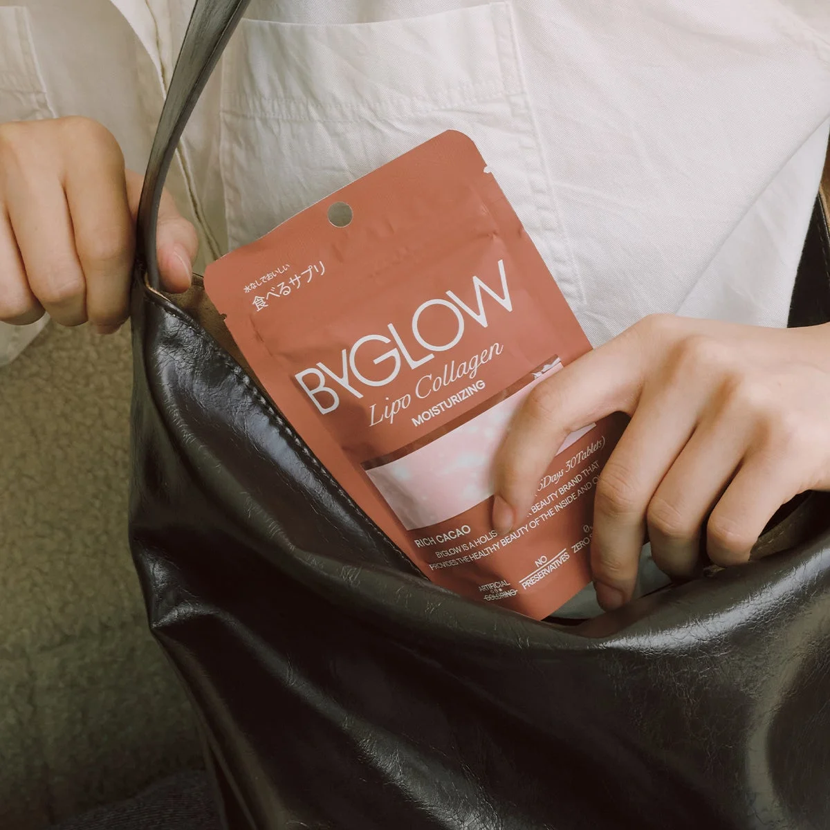 リポコラーゲン リフトショット タブレットとカバン