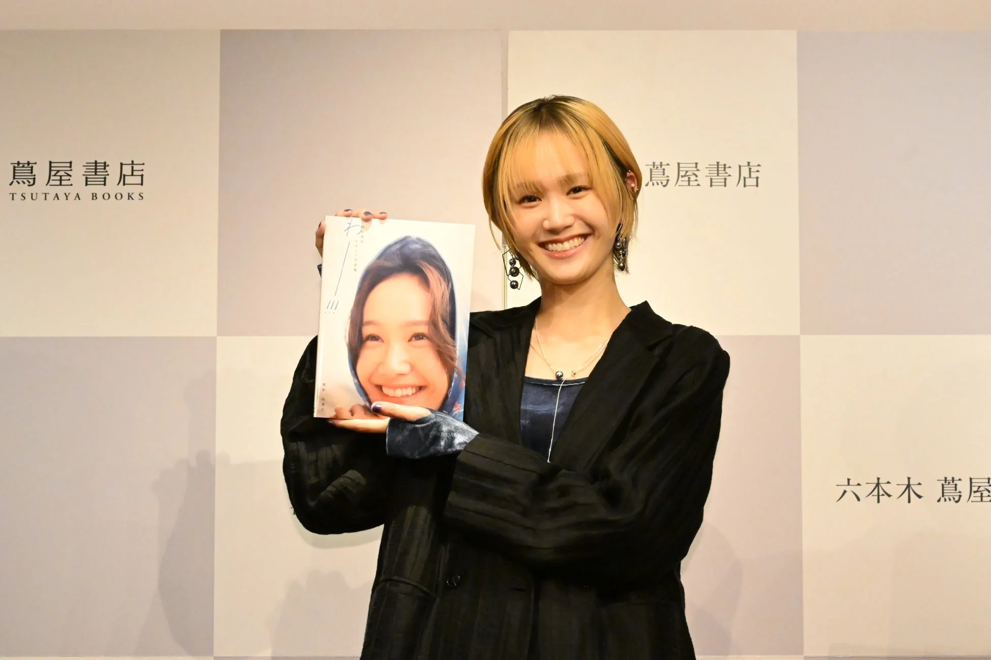 尾碕真花さんのセカンド写真集「わー!!!」発売記念会見の様子