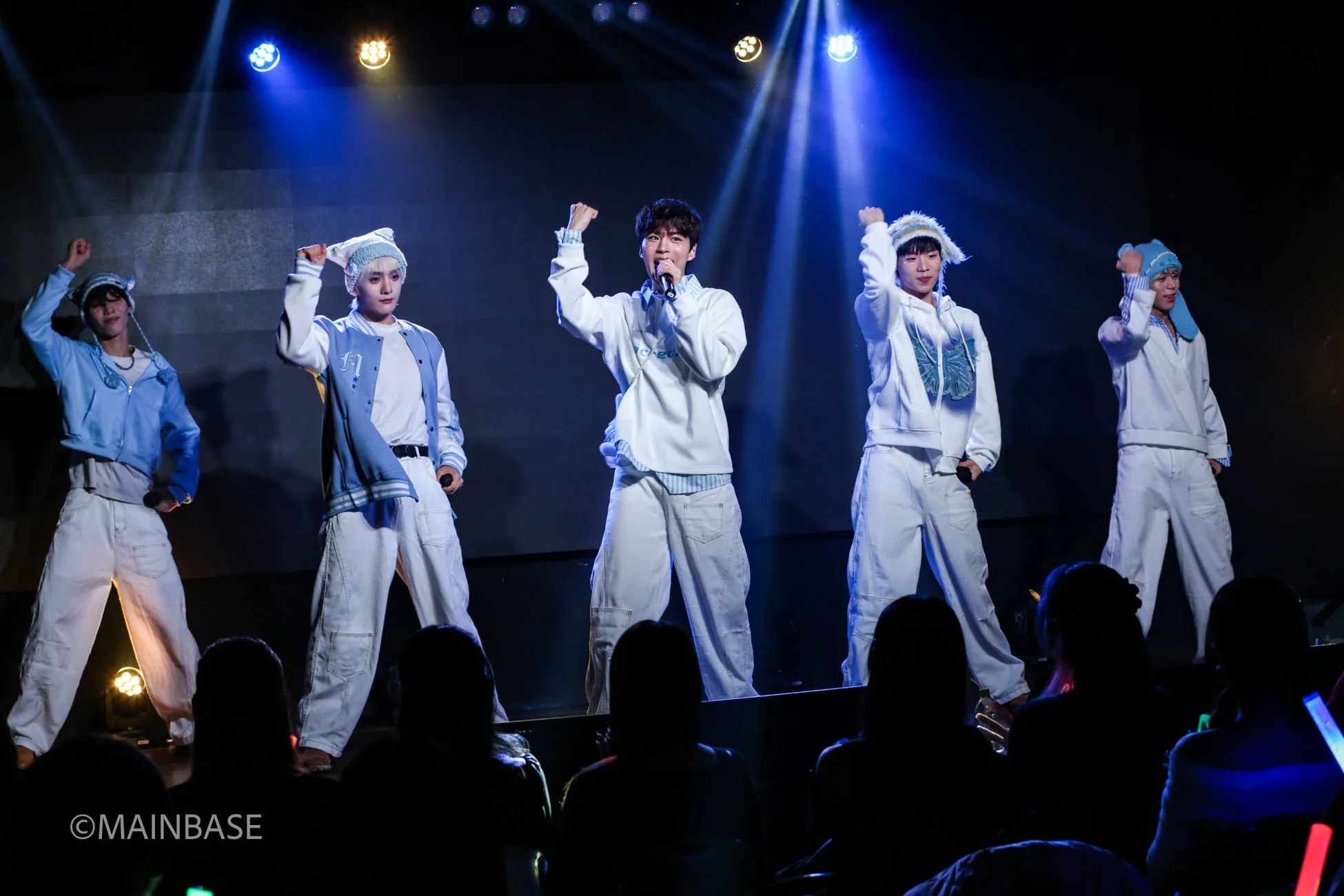 青い照明に照らされたLEVERGENTのステージ