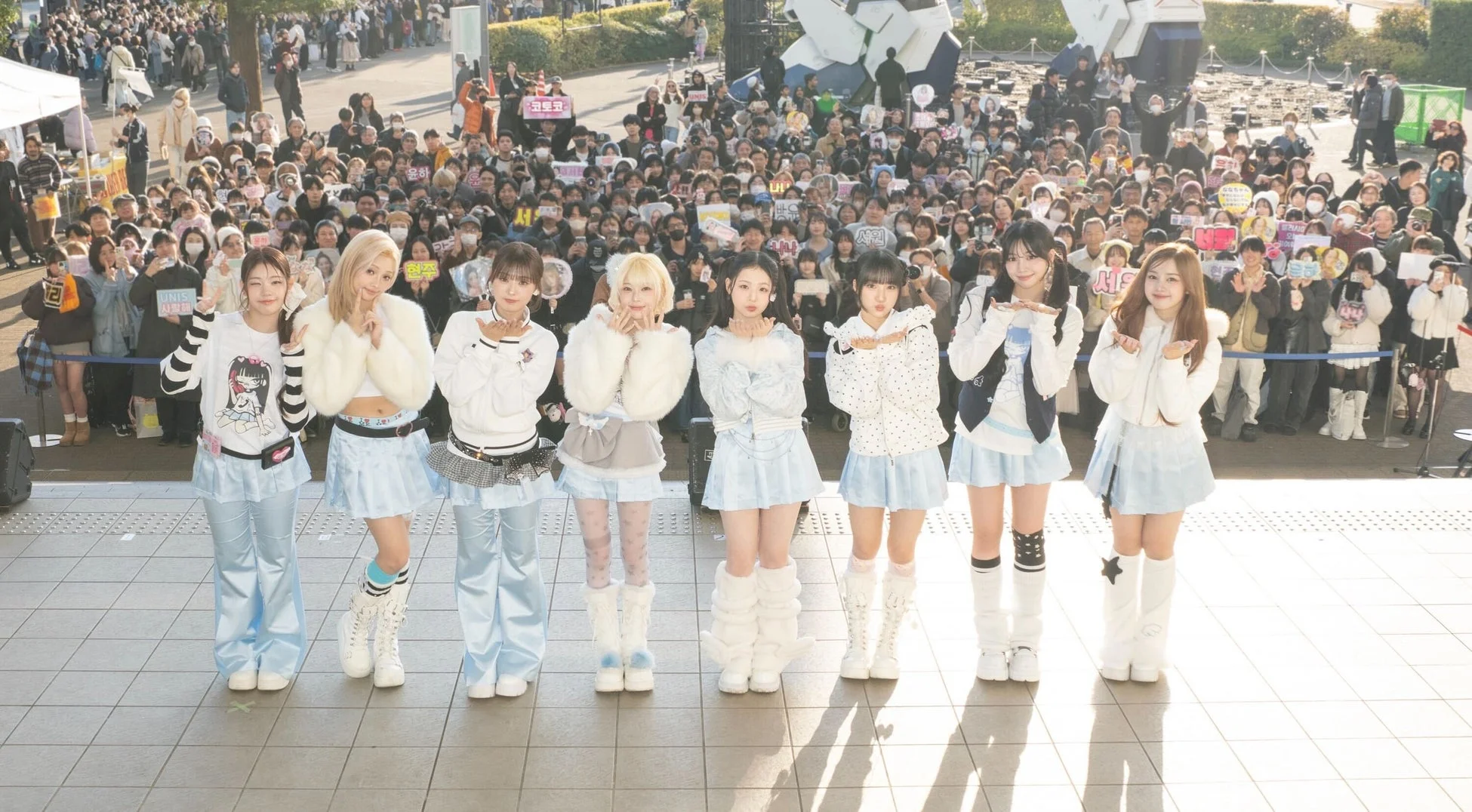 UNISメンバーがファンに手を振る様子