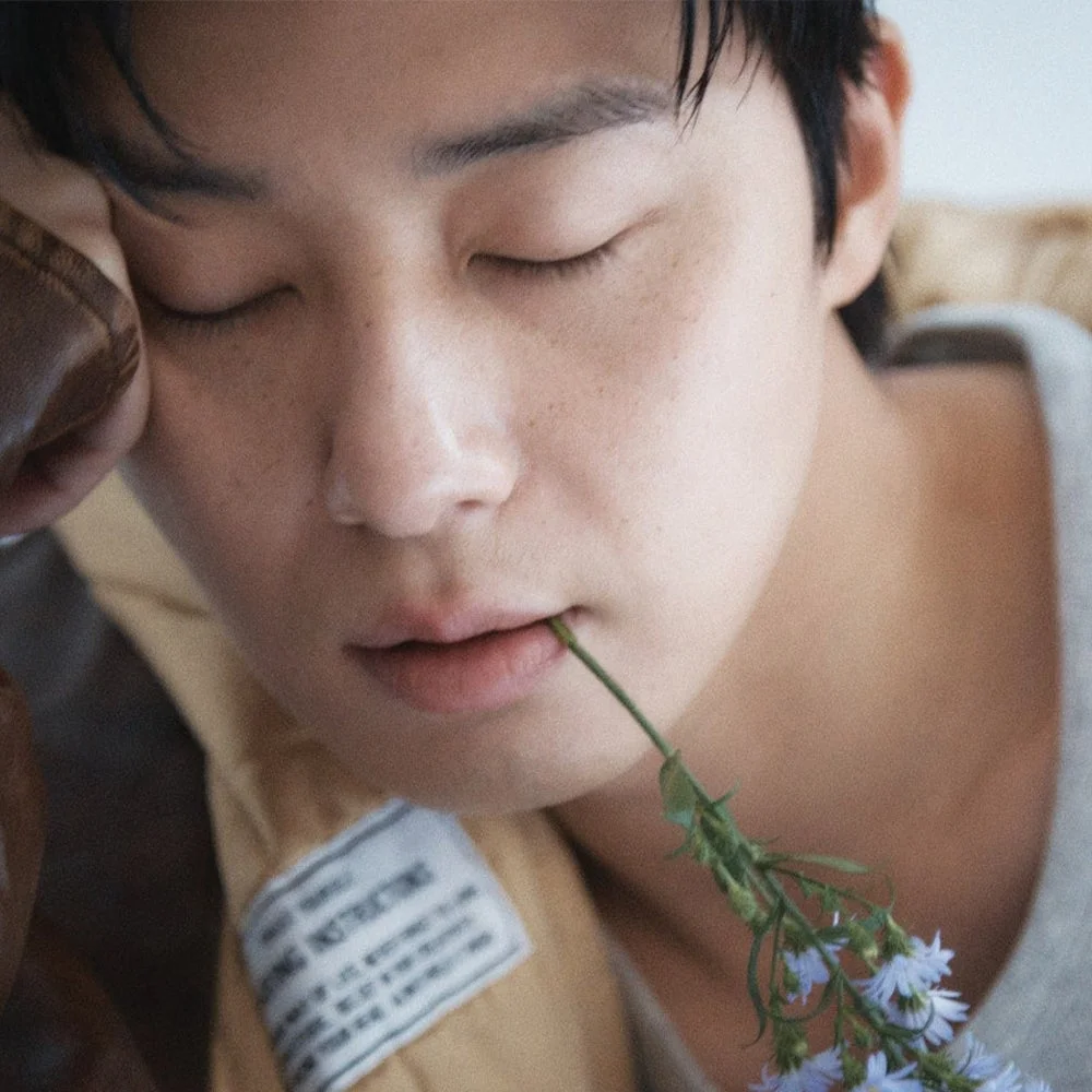 花をくわえるパク・ソジュンさん