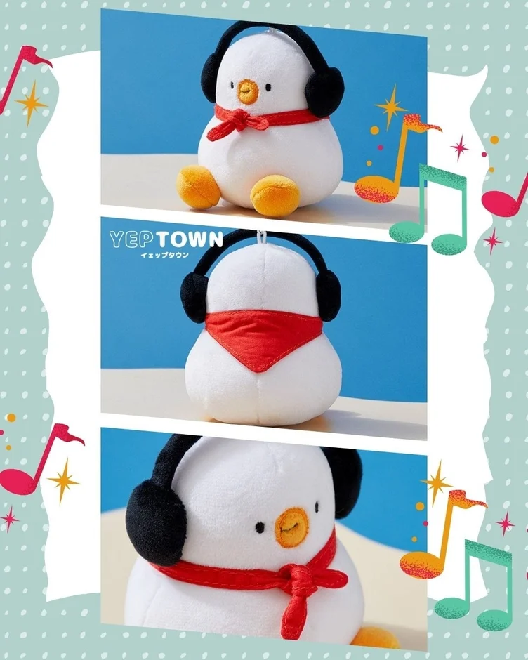 ひよこのような可愛いぬいぐるみがヘッドホンと赤いスカーフを身につけている画像