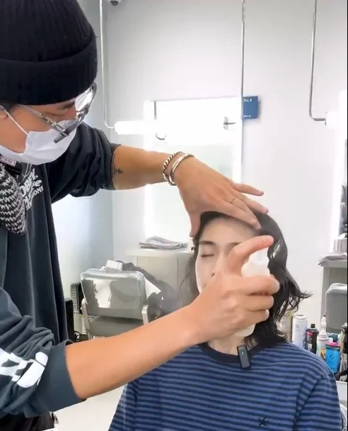 メイクアップを行う美容師