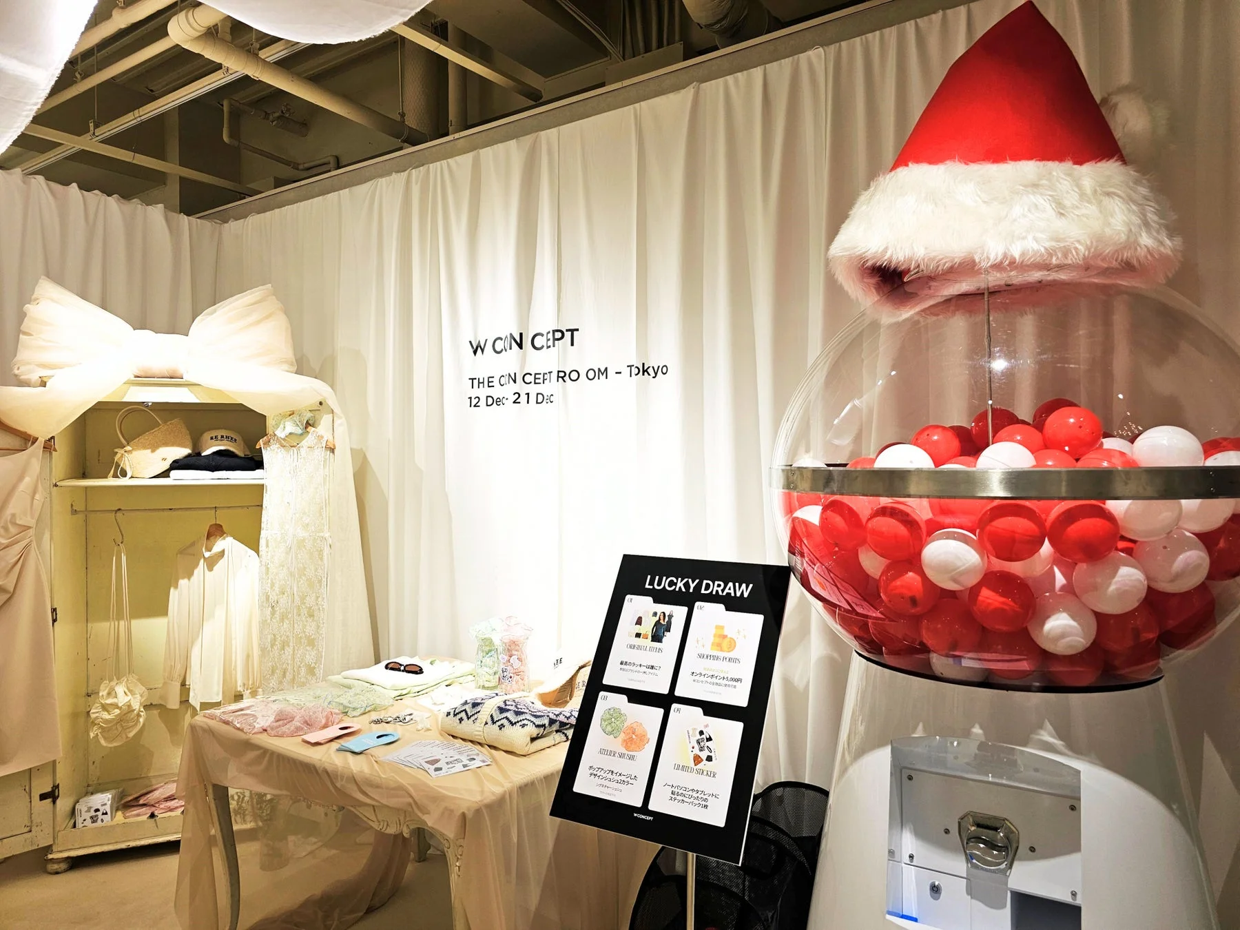 ポップアップストア内のディスプレイとラッキードロー