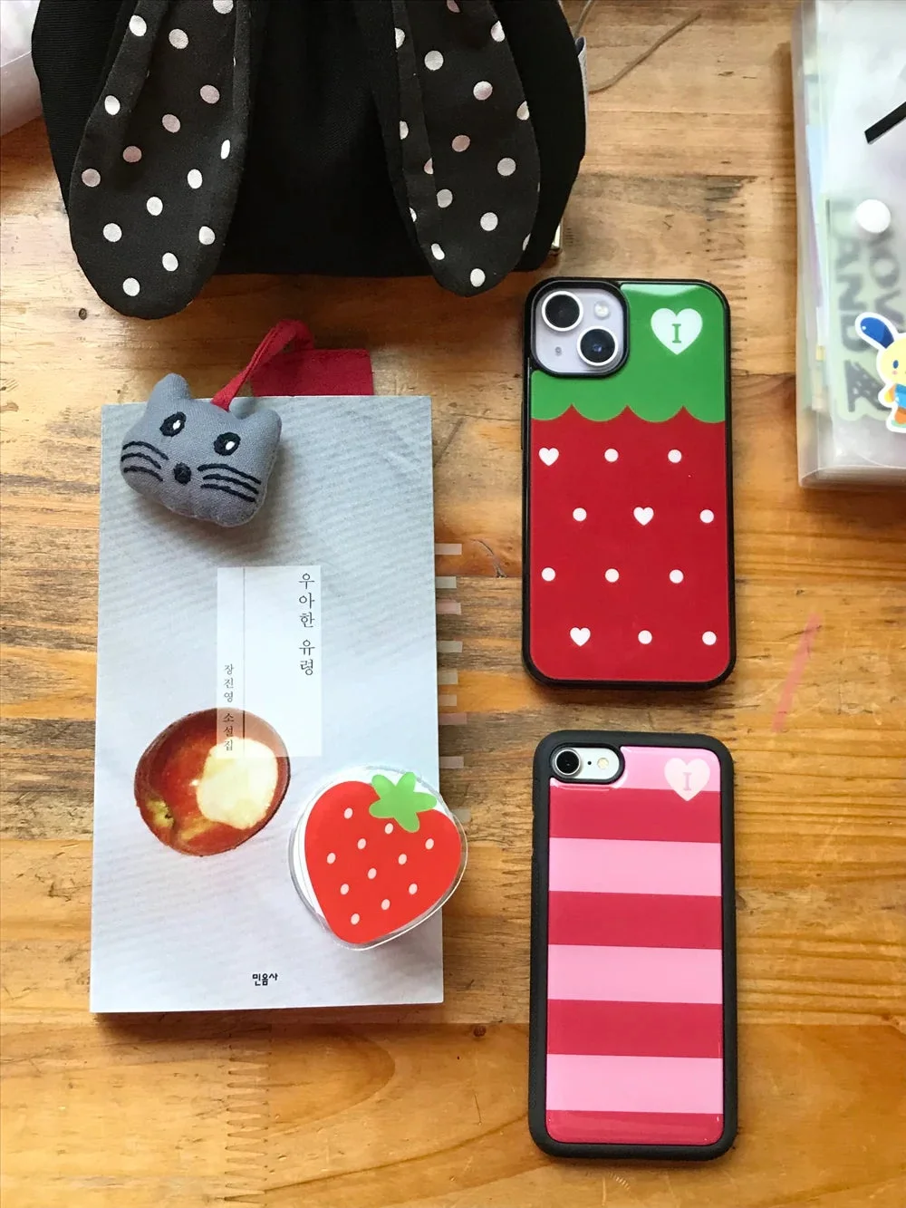 スマホケース、本、猫チャーム