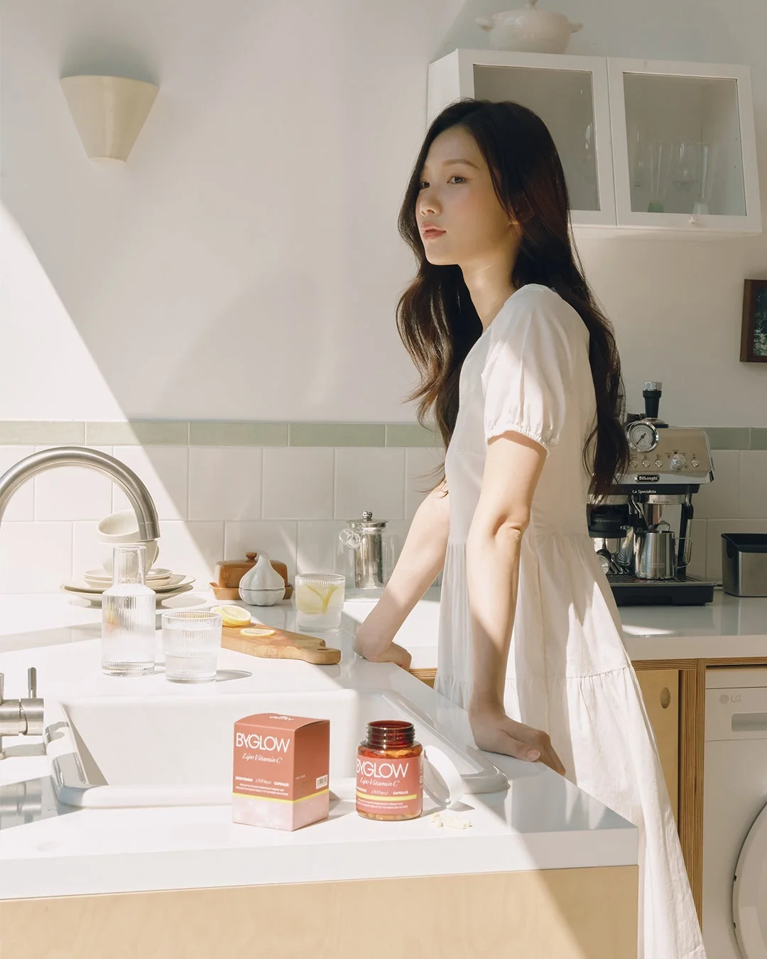 女性とByGLOWのサプリメント