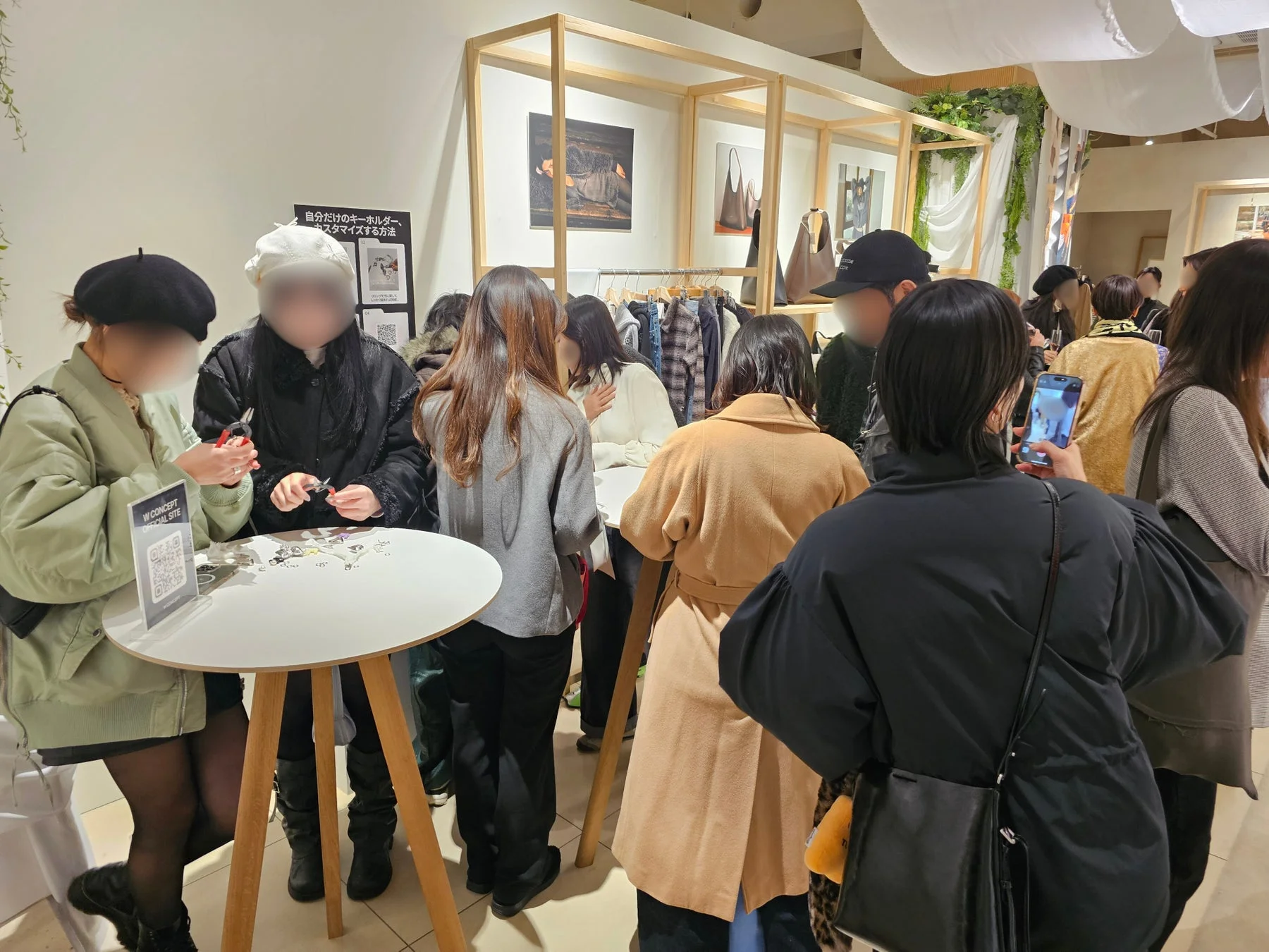 キーホルダーのカスタマイズ体験を楽しむ人々