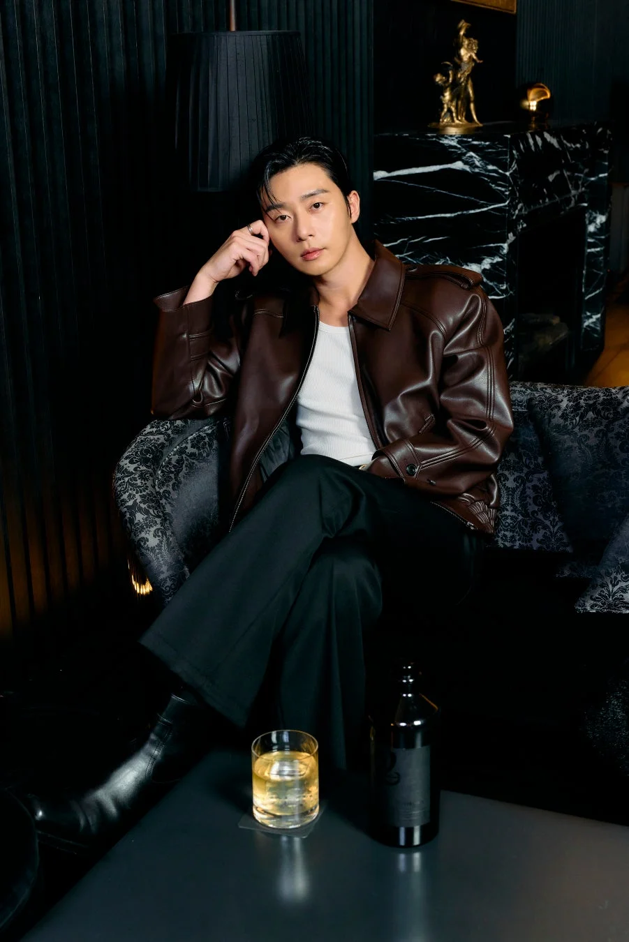 レザージャケットを着てソファに座るパク・ソジュン