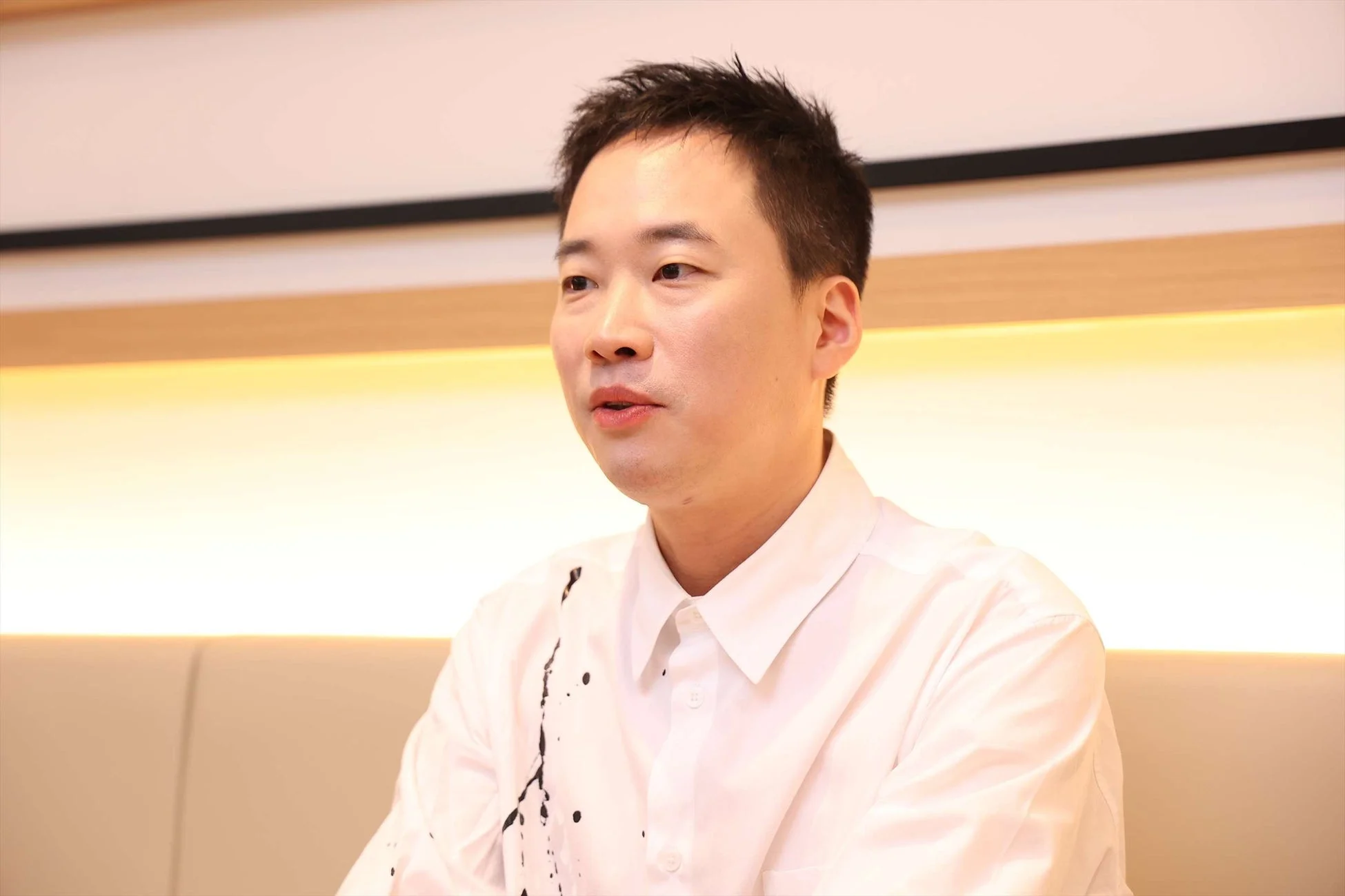 インタビュー中のチョン・ジェイル氏