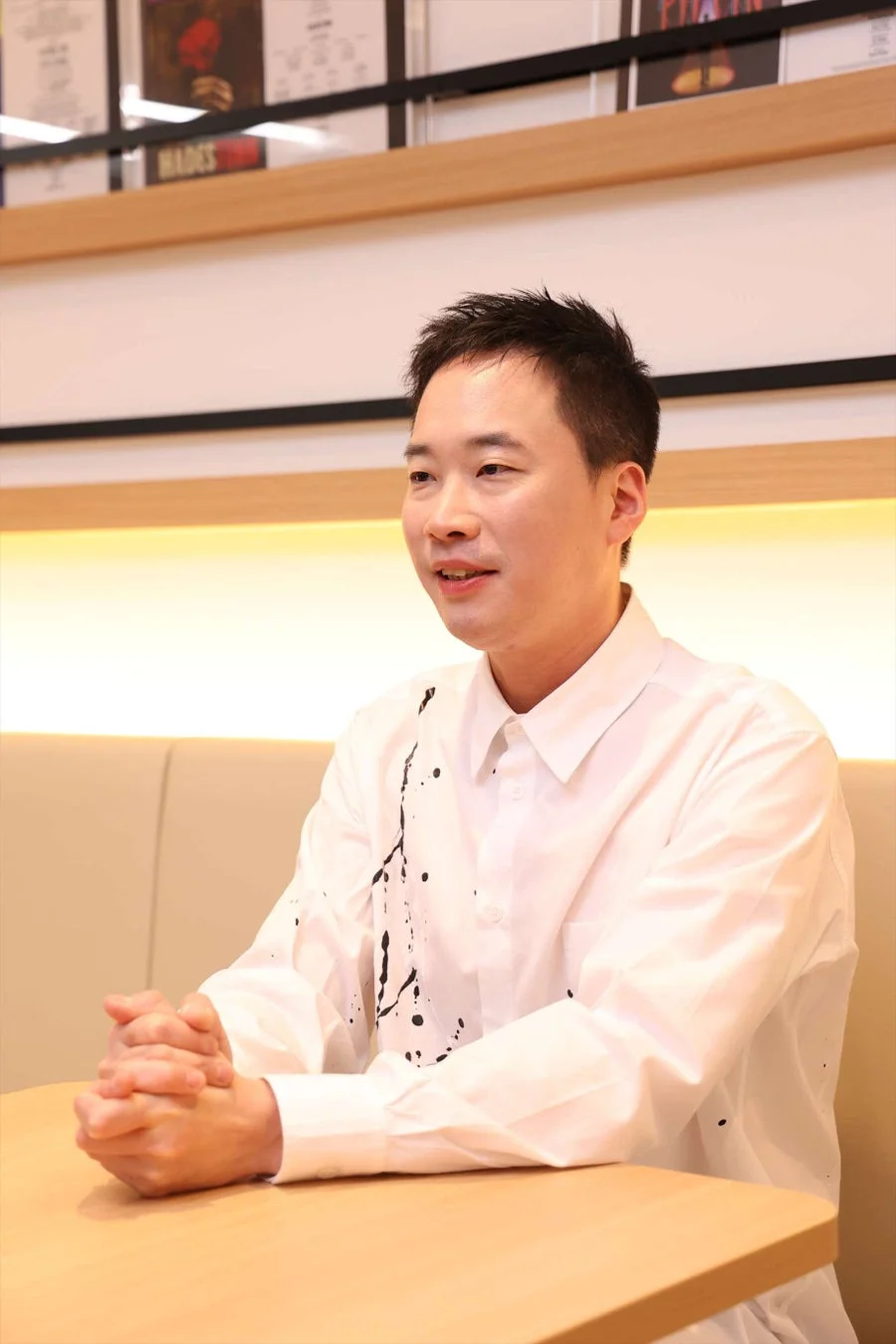 インタビュー中のチョン・ジェイル氏