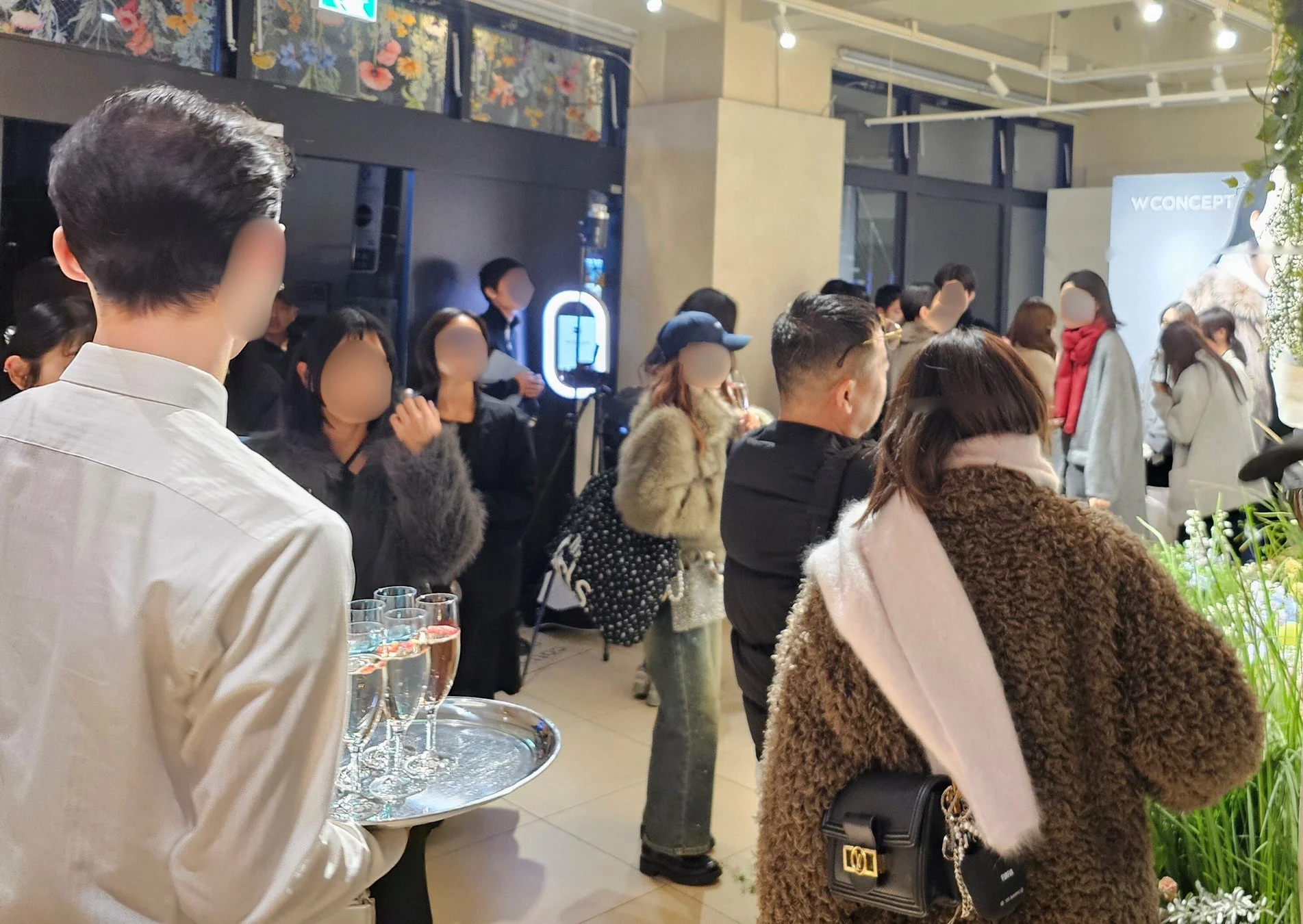 VIPレセプションで賑わう会場