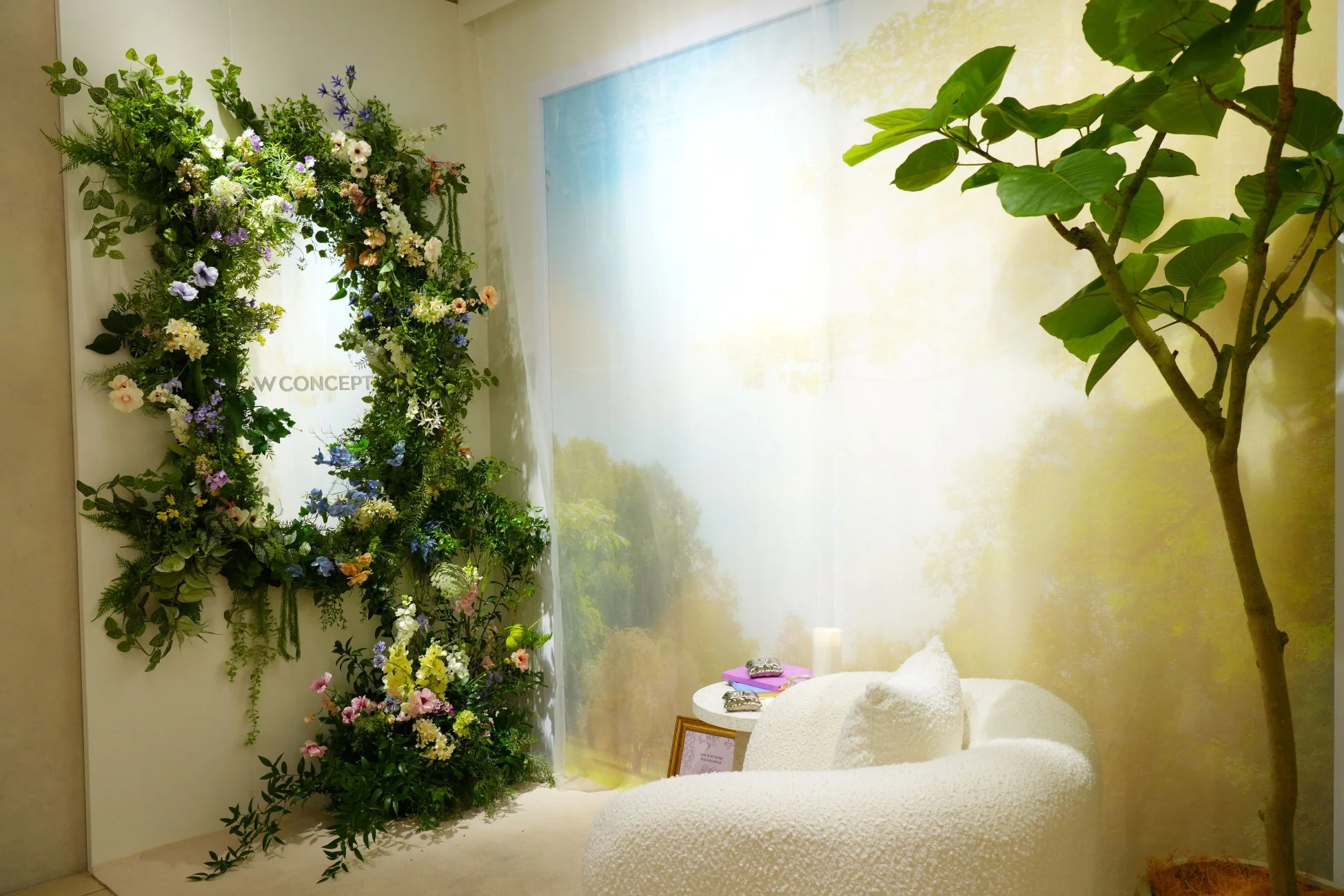 花と緑のアーチが美しい空間