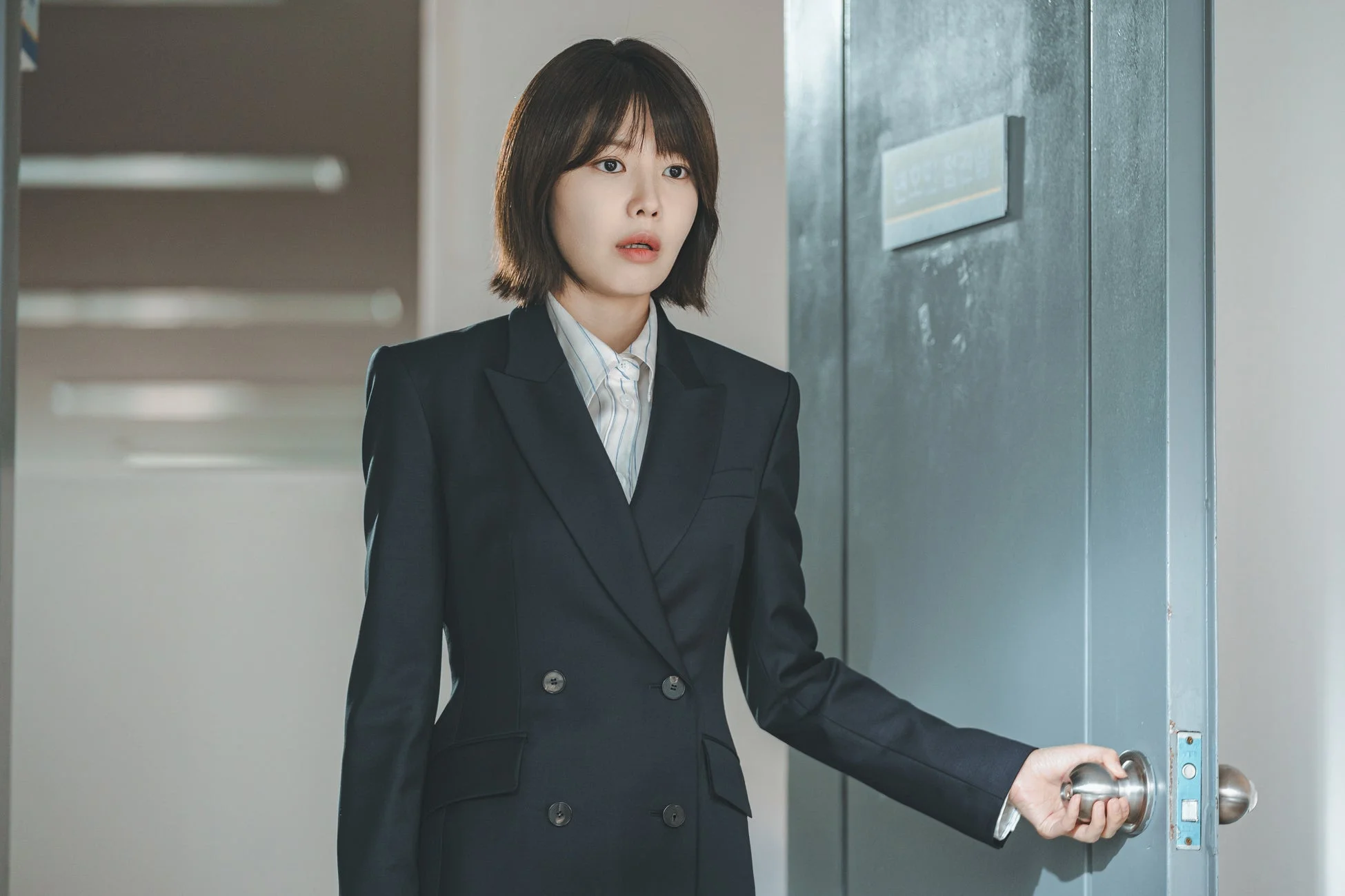 ドアを開けるメン・セナ