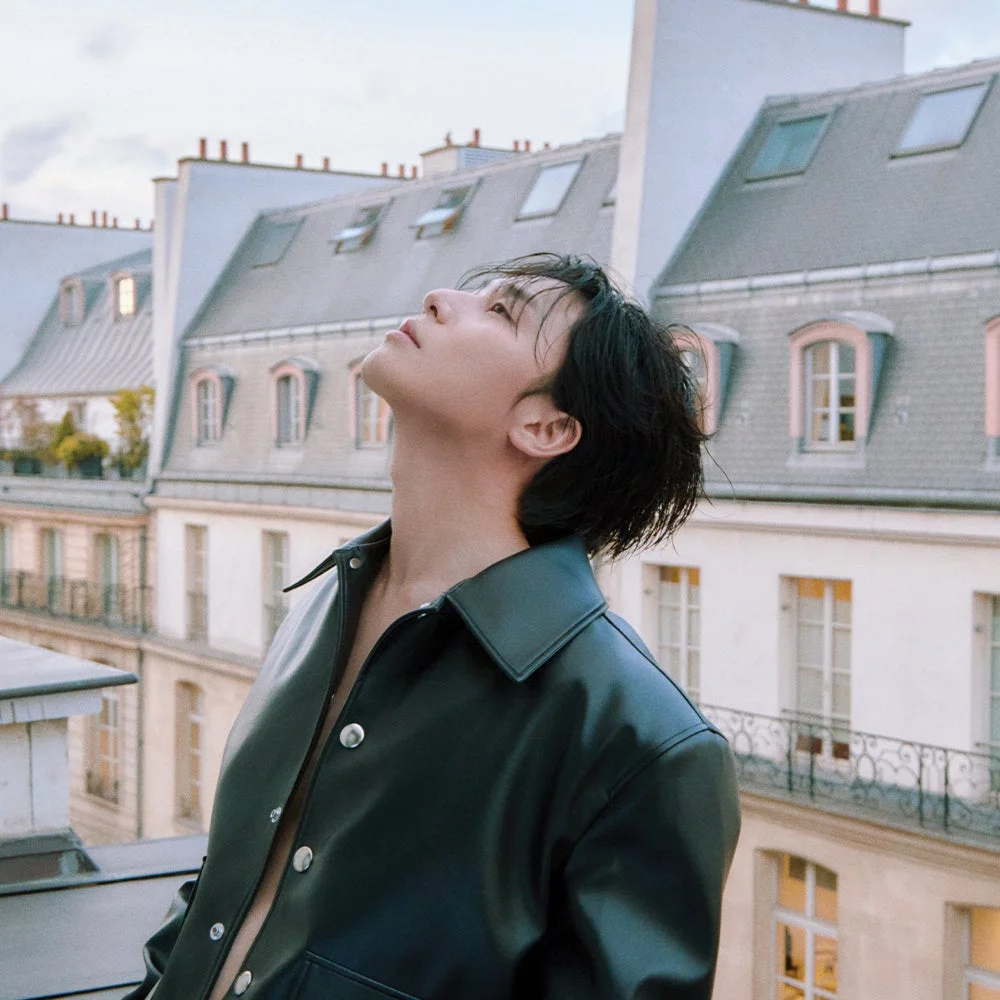 屋上で空を見上げるパク・ソジュンさん