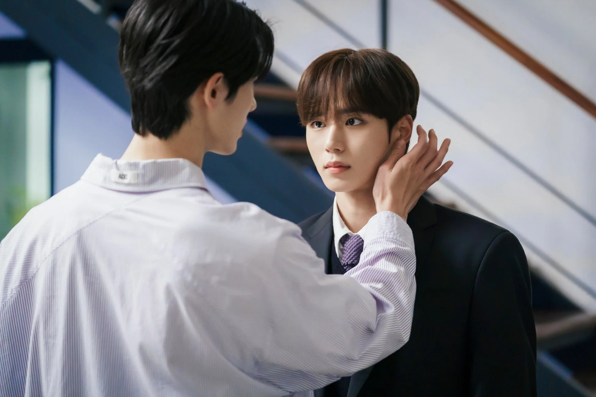 二人の男性が顔を寄せ合う