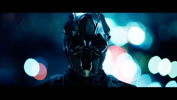 マスクとヘルメットの人物