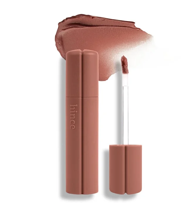 hinceのマットな質感のリップ製品が、テラコッタ系のブラウンカラーで表現されています。製品本体とアプリケーター、そして色のスウォッチが白い背景に配置されており、色味やテクスチャーがよく分かります。