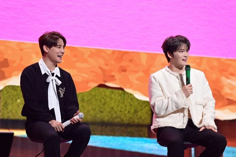 笑顔で談笑するJAEJOONGとXIA