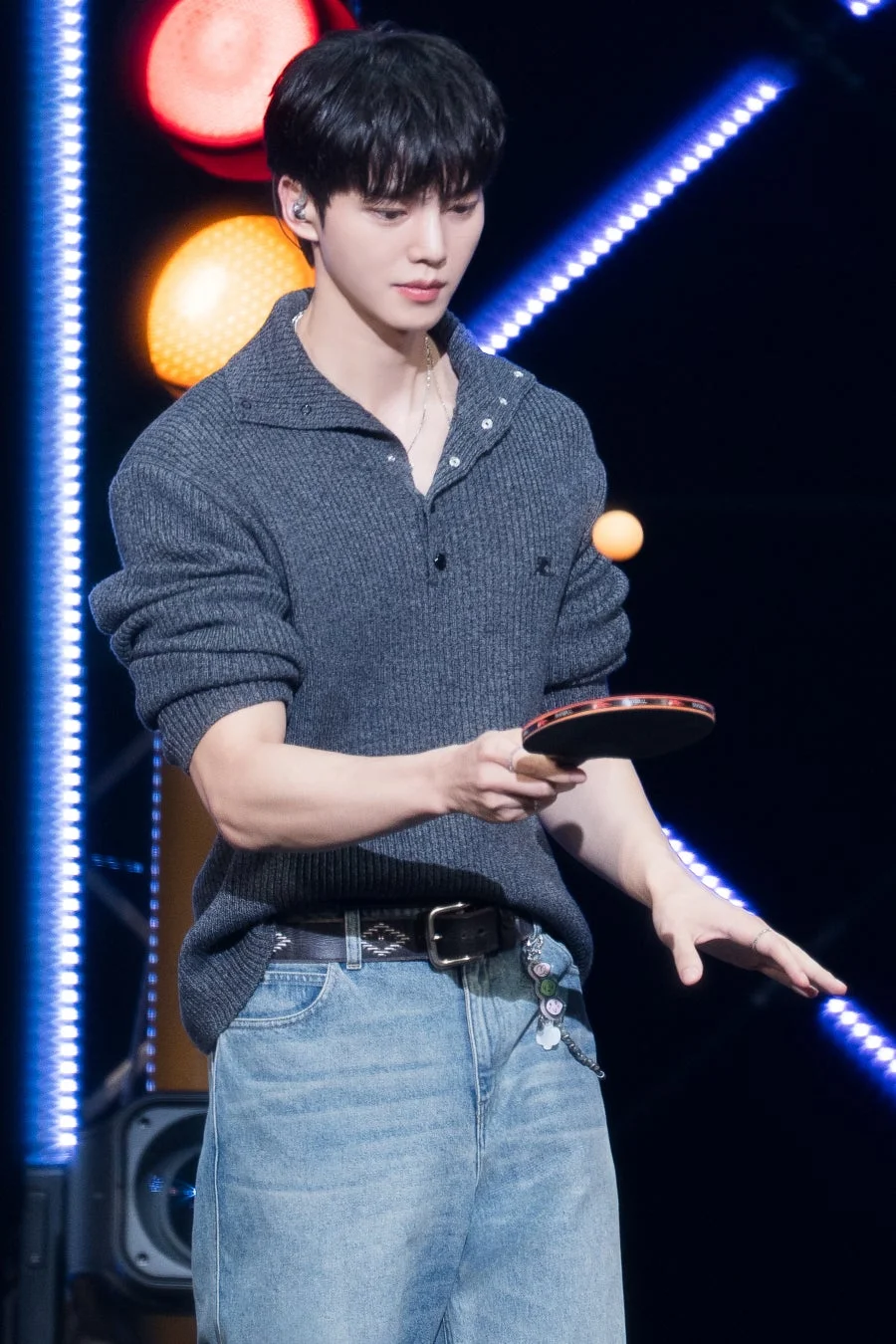 ステージ上で卓球ラケットとボールを持つソン・ガン