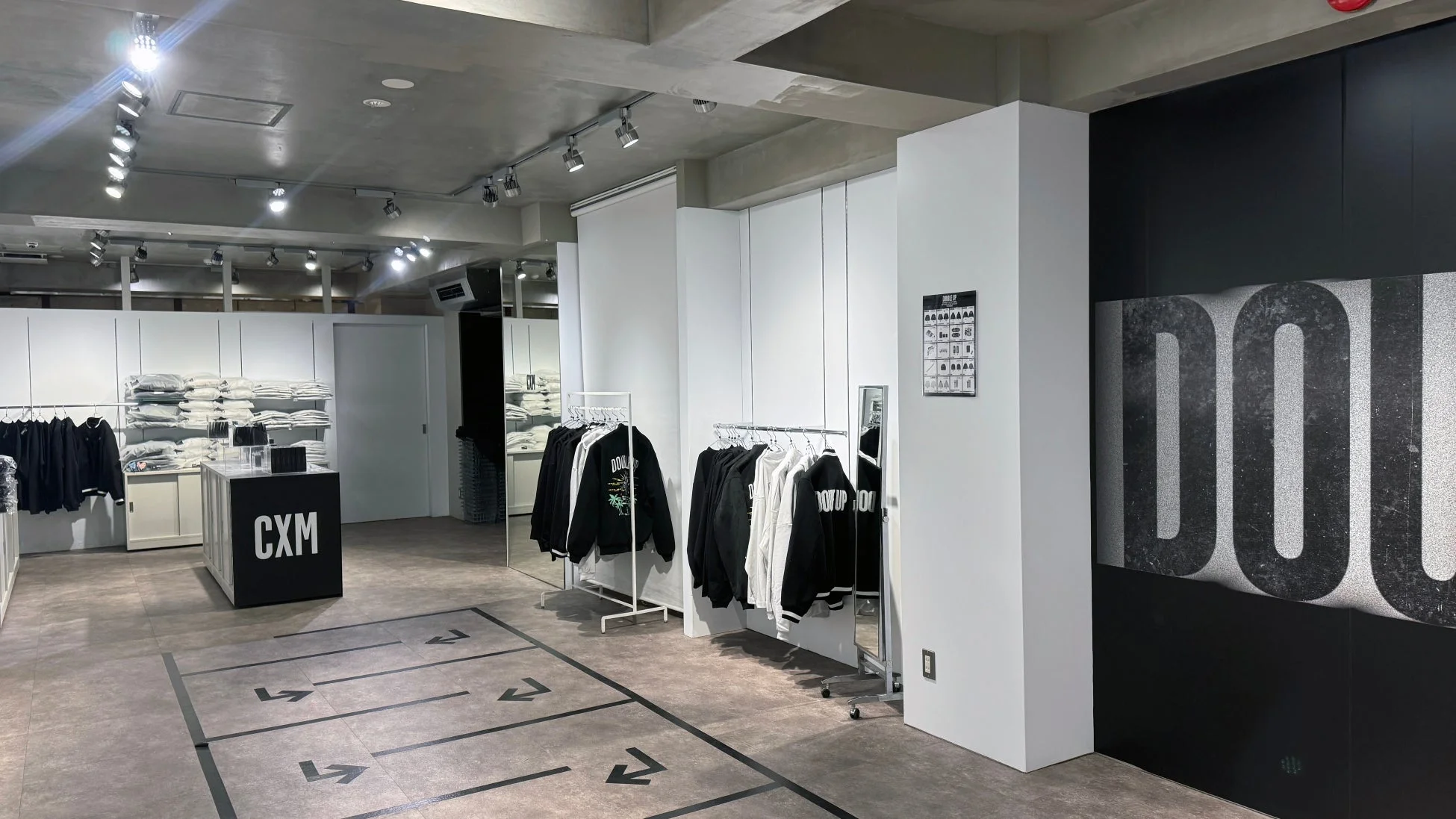 アパレルショップのように配置された商品