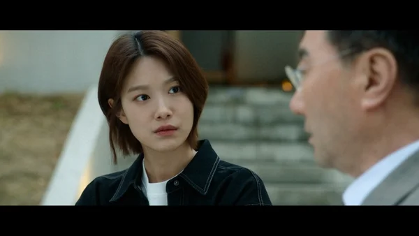 女性と男性の真剣な会話