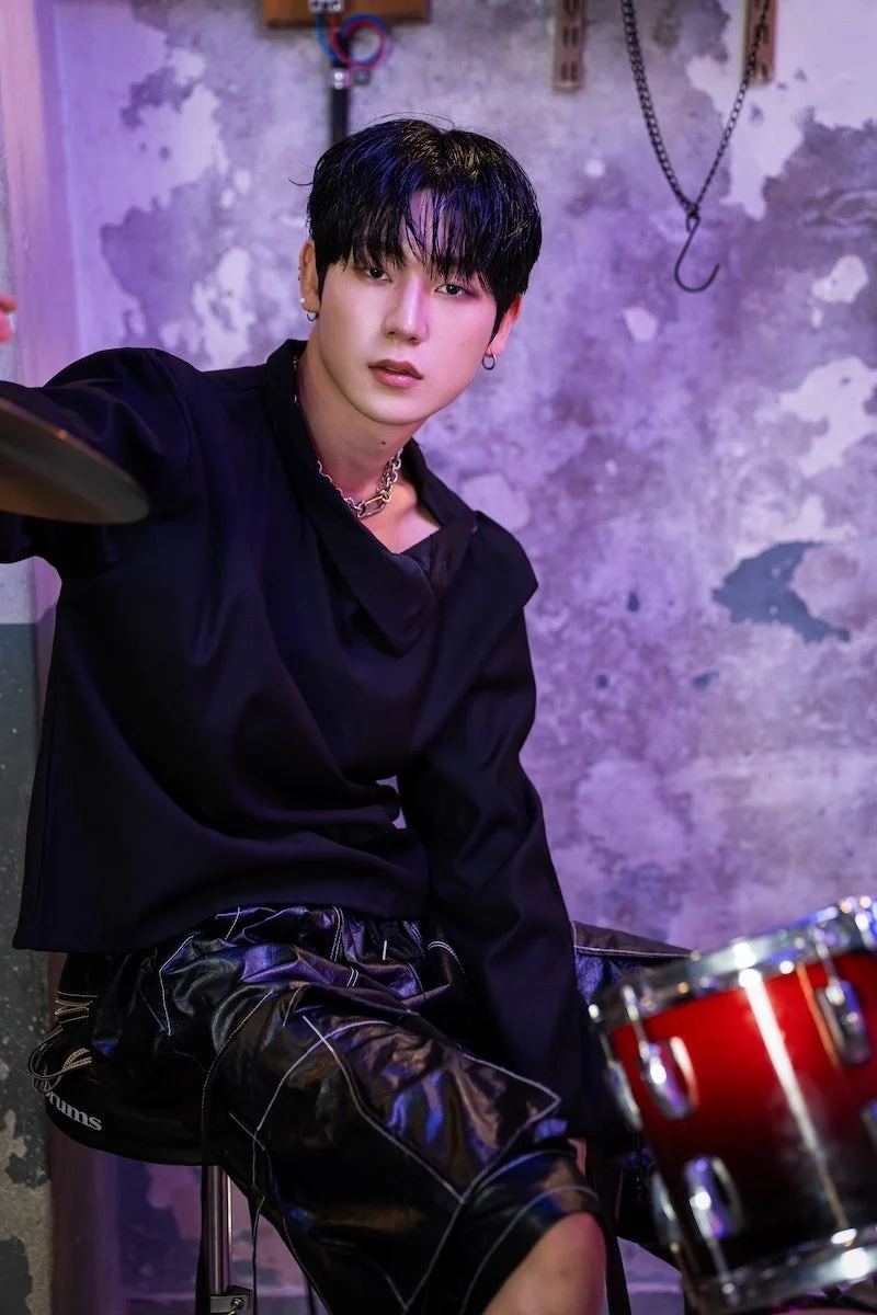 ドラムセットの前に座るボムジュンさん