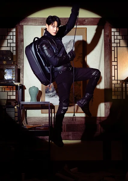 ロープで降下する男性