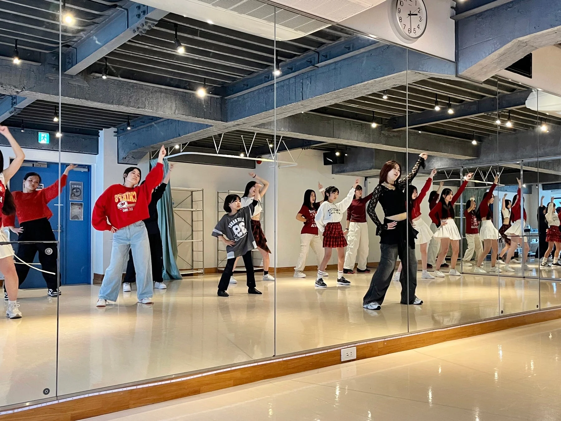 ダンススタジオでの練習風景